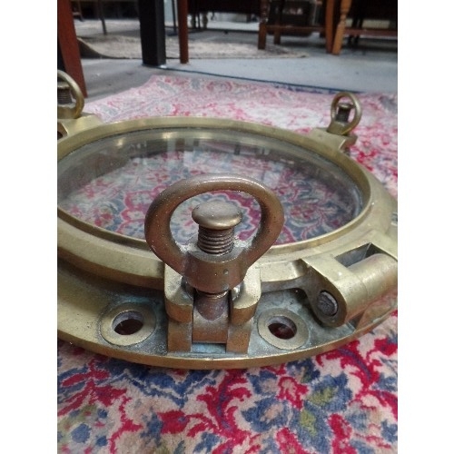 185 - AN ORIGINAL SOLID BRASS 1940'S PORTHOLE WINDOW WITH HINGE AND LATCHES - BELIEVED BY THE VENDOR TO BE... 