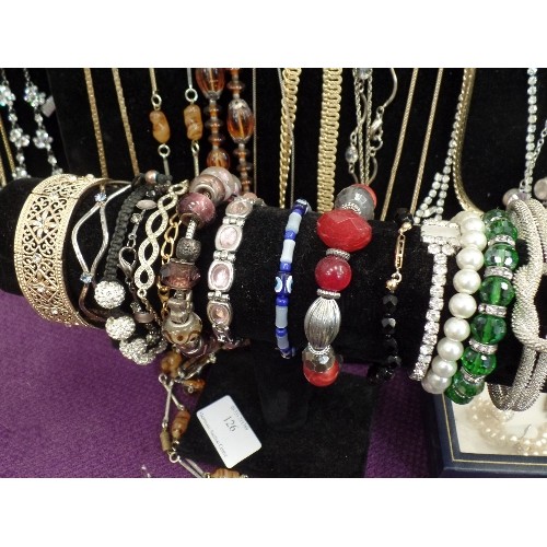 126 - QUANTITY OF GOOD QUALITY COSTUME JEWELLERY ON VELVET DISPLAY ITEMS. NECKLACES, BAGLES AND BRACELETS.