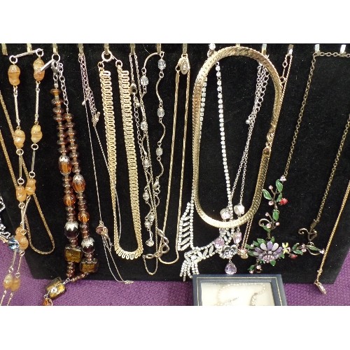 126 - QUANTITY OF GOOD QUALITY COSTUME JEWELLERY ON VELVET DISPLAY ITEMS. NECKLACES, BAGLES AND BRACELETS.