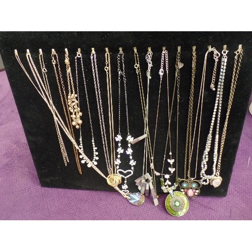 126 - QUANTITY OF GOOD QUALITY COSTUME JEWELLERY ON VELVET DISPLAY ITEMS. NECKLACES, BAGLES AND BRACELETS.