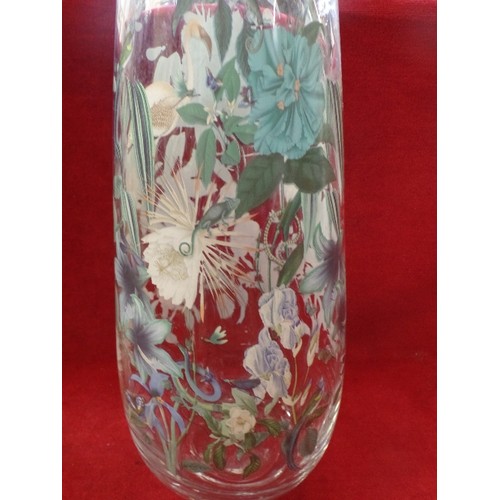 133 - TALL GLASS VASE, VERY PRETTY, WITH SMALL CREATURES AND FLORAL DECORATION.