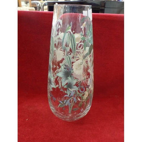 133 - TALL GLASS VASE, VERY PRETTY, WITH SMALL CREATURES AND FLORAL DECORATION.