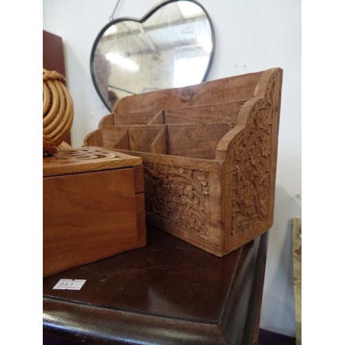 138 - TREEN/WOODEN ITEMS. INC NAIVELY CARVED DOG, LETTER RACK, BOX WITH HINGED LID ETC.