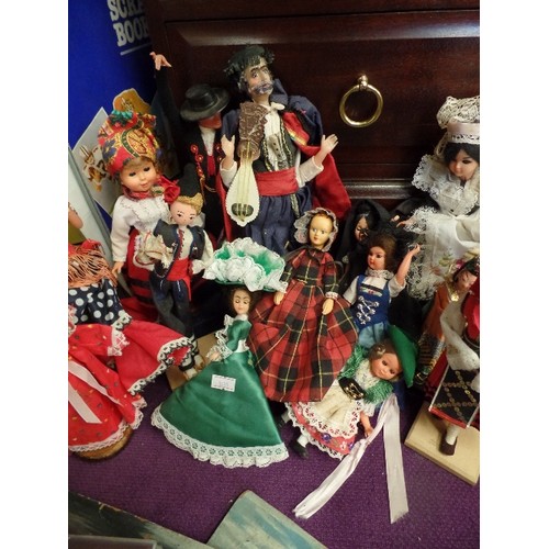 166 - COLLECTION OF SOUVENIR VINTAGE DOLLS IN NATIONAL DRESS.