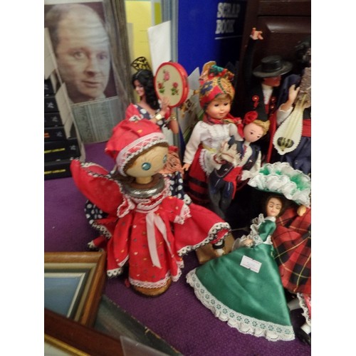 166 - COLLECTION OF SOUVENIR VINTAGE DOLLS IN NATIONAL DRESS.