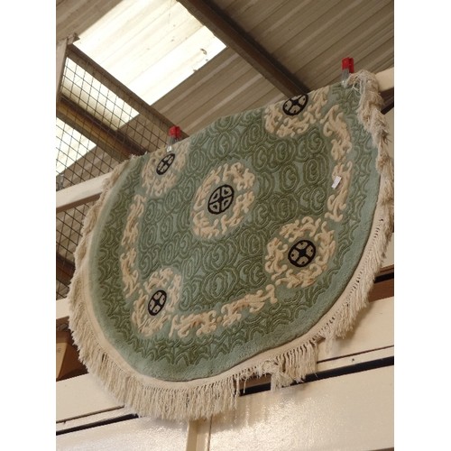 195 - GOOD QUALITY DEEP PILE CHINESE RUG. WITH FOO DOG DESIGN, IN JADE GREEN AND CREAM. CIRCULAR 4'/126CM ... 