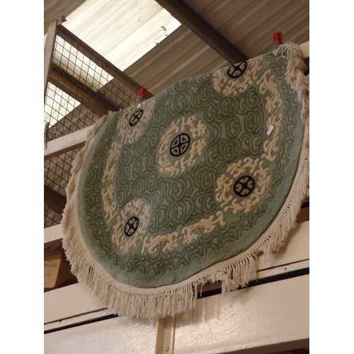 195 - GOOD QUALITY DEEP PILE CHINESE RUG. WITH FOO DOG DESIGN, IN JADE GREEN AND CREAM. CIRCULAR 4'/126CM ... 