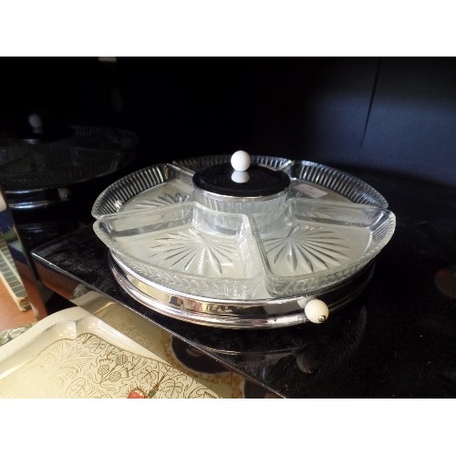 261 - VINTAGE SECTIONAL SERVING DISH. SEPARATE CRYSTAL DISHES, ON A ROTATING BASE.