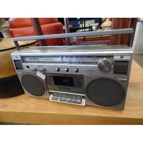 275 - TOSHIBA RT-120S STEREO RADIO CASSETTE PLAYER. SILVER/GREY.