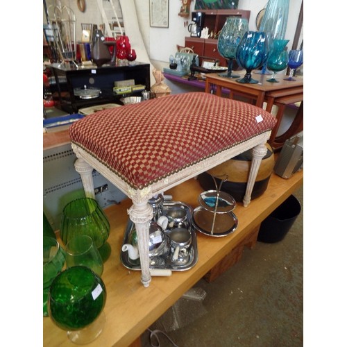 277 - LARGE FRENCH LOUIS STYLE DRESSING ROOM STOOL. UPHOLSTERED IN BURGUNDY CHEQUERBOARD TEXTURED FABRIC. ... 