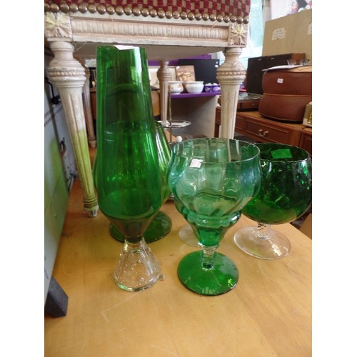 279 - 5 X GREEN GLASS RETRO 'BRANDY GLASS' VASES.