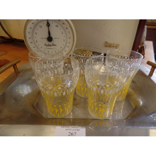 267 - COOKING CREW KITCHEN SCALES IN CREAM PLASTIC. ALSO A SET OF RETRO PATTERNED DRINKING GLASSES ON A HE... 