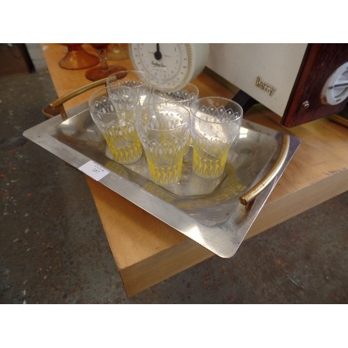 267 - COOKING CREW KITCHEN SCALES IN CREAM PLASTIC. ALSO A SET OF RETRO PATTERNED DRINKING GLASSES ON A HE... 