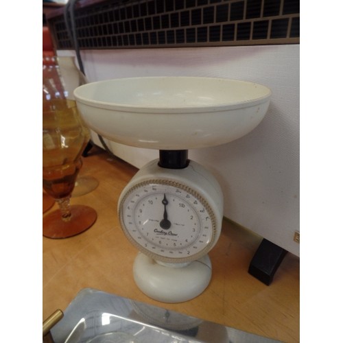 267 - COOKING CREW KITCHEN SCALES IN CREAM PLASTIC. ALSO A SET OF RETRO PATTERNED DRINKING GLASSES ON A HE... 