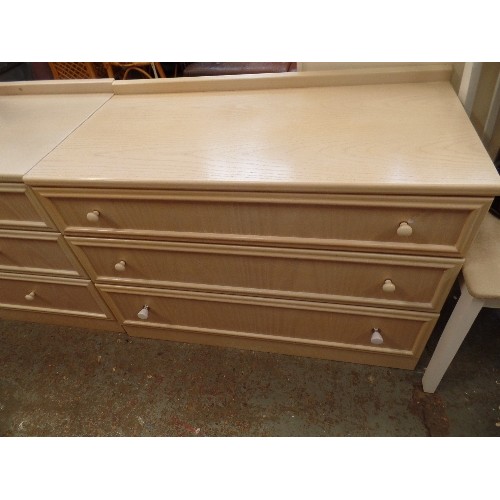 322 - LARGE G PLAN RED LABEL BLONDE WOOD EFFECT DRESSING TABLE WITH 6 DRAWERS AND ADJUSTABLE TRIPLE MIRROR... 