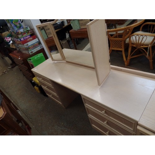 322 - LARGE G PLAN RED LABEL BLONDE WOOD EFFECT DRESSING TABLE WITH 6 DRAWERS AND ADJUSTABLE TRIPLE MIRROR... 