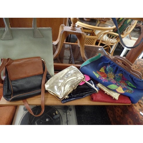 310 - QUANTITY OF GOOD QUALITY VINTAGE HANDBAGS. INC 40'S HAND-DECORATED FELT BAG WITH WOODEN HANDLES, SEV... 