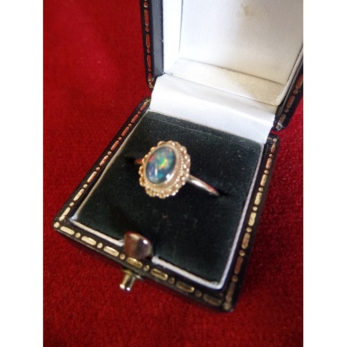13 - SPLENDID 9ct GOLD AND FIRE OPAL RING SIZE O WEIGHT 1.52 GR