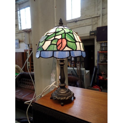 332 - SMALL TIFFANY STYLE TABLE LAMP. PRETTY LEADED GLASS RED-ROSE SHADE. HEAVY 'BRONZE' BASE.