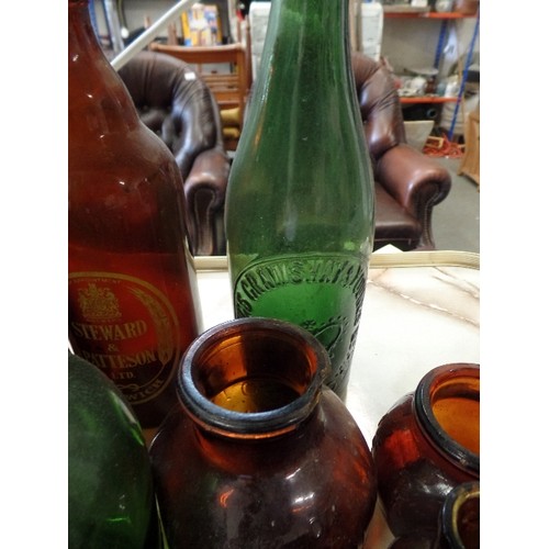 334 - COLLECTION OF VINTAGE BRANDED BROWN AND GREEN GLASS BOTTLES.