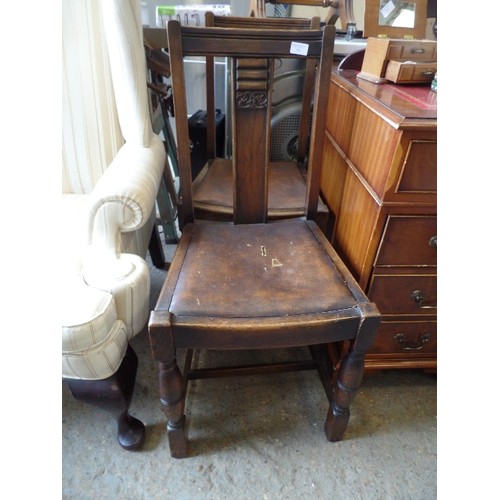 370 - PAIR OF MID-CENTURY OAK DINING CHAIRS, WITH LEATHERETTE SEATS.