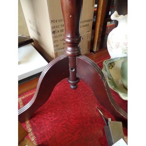 371 - CIRCULAR WINE TABLE, ON PEDESTAL BASE. WITH GREEN TOOLED 'LEATHER' TOP.