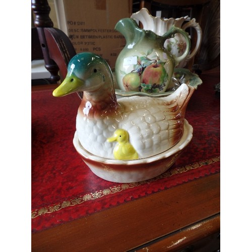 375 - VINTAGE DUCK. LIDDED POT.