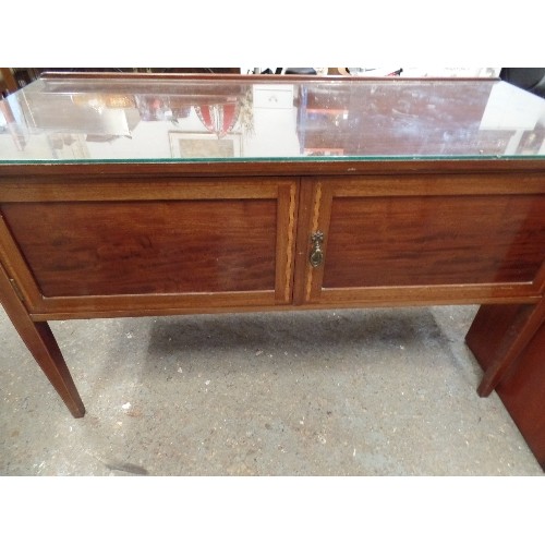 439 - VINTAGE SIDEBOARD. TAPERED LEGS. INLAID. DOUBLE DOORS. GLASS TOP. 120CMW.