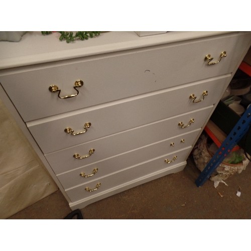 476 - 5 DRAWER CHEST AND A 3 DRAWER BEDSIDE CHEST - WHITE WITH BRASS HANDLES