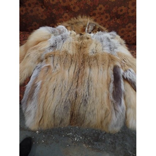 188 - A BEAUTIFUL VINTAGE FOX FUR SHORT COAT.