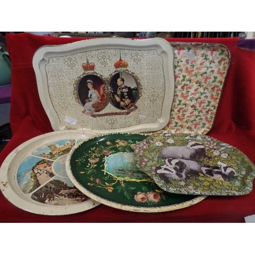 262 - 5 X TIN TEA-TRAYS. INCLUDING THE LATE QUEEN'S SILVER JUBILEE. AND ANOTHER WITH VINTAGE SCENES OF ISL... 