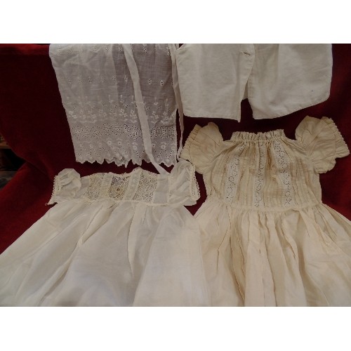 265 - QUANTITY OF ANTIQUE COTTON & LACE BABY GOWNS, DRESSES & SIMILAR ITEMS. LOVELY CONDITION.