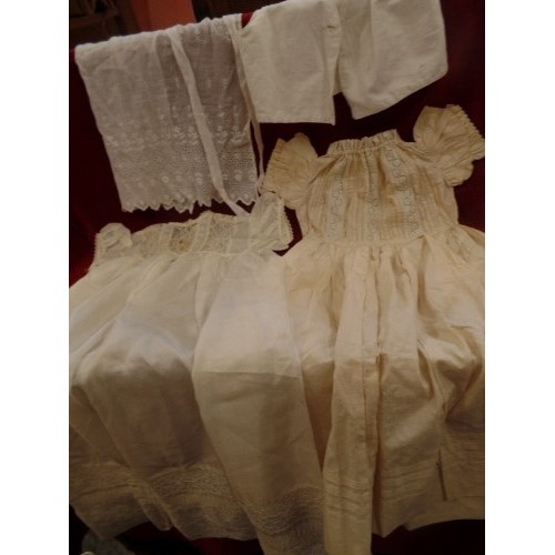 265 - QUANTITY OF ANTIQUE COTTON & LACE BABY GOWNS, DRESSES & SIMILAR ITEMS. LOVELY CONDITION.