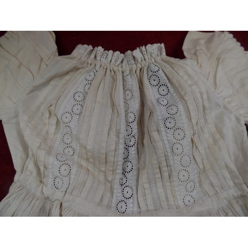 265 - QUANTITY OF ANTIQUE COTTON & LACE BABY GOWNS, DRESSES & SIMILAR ITEMS. LOVELY CONDITION.