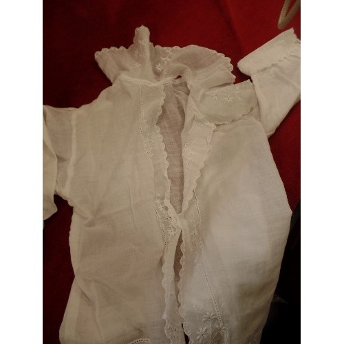 265 - QUANTITY OF ANTIQUE COTTON & LACE BABY GOWNS, DRESSES & SIMILAR ITEMS. LOVELY CONDITION.