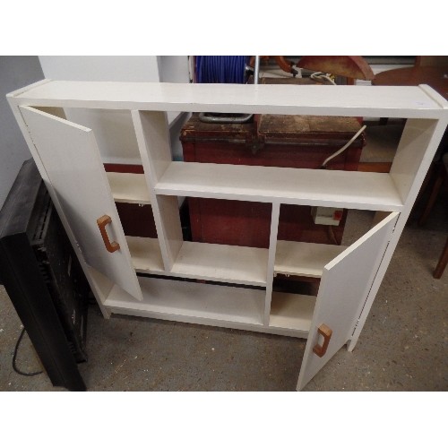 368 - CREAM PAINTED VINTAGE SHELVING & CUPBOARD UNIT, WITH TEAK D HANDLES. MATCHES LOT 361.