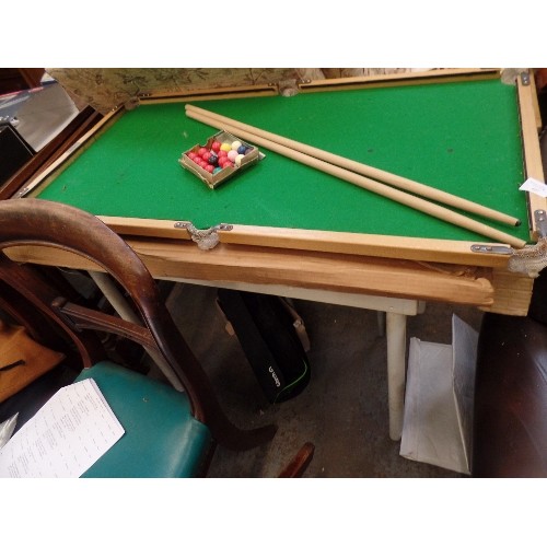 407 - RETRO-VINTAGE SMALL SCALE 'TABLE-TOP' SNOOKER/BILLIARDS TABLE. WITH CUES AND SET OF BALLS. WITH BOX.