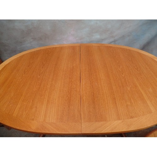 A MID CENTURY NATHAN FURNITURE OVAL EXTENDING DINING TABLE 176CM X92CM