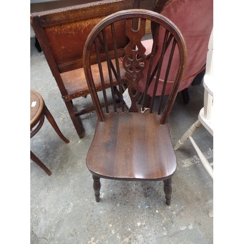 541 - EARLY 20TH CENTURY WINDSOR WHEELBACK ARMCHAIR, PAINTED CREAM, AND A FURTHER WINDSOR CHAIR IN DARK WO... 