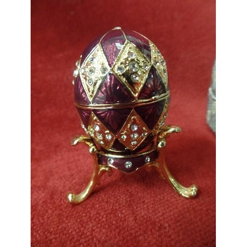 7 - A BEAUTIFUL DECORATIVE ENAMELLED AND JEWELLED EGG ON STAND IN THE STYLE OF FABERGE, CONTAINING A MIN... 
