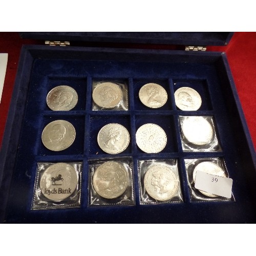 39 - COLLECTION OF 12 BRITISH CROWN COINS IN A BOX. INCLUDES CHURCHILL 1965, QUEEN MOTHER 1980, SILVER WE... 