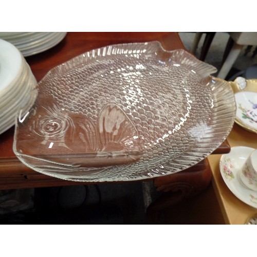 417 - SET OF VINTAGE GLASS FISH PLATES AND MATCHING SERVING PLATE