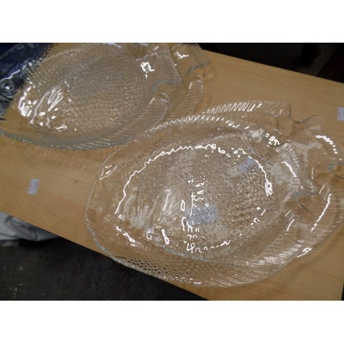 417 - SET OF VINTAGE GLASS FISH PLATES AND MATCHING SERVING PLATE