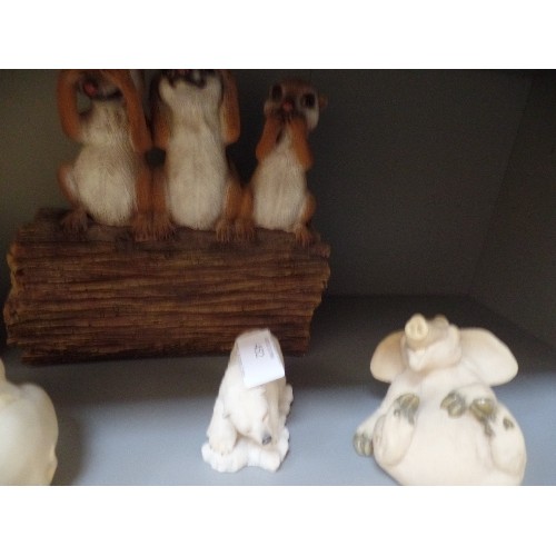 452 - SHELF OF ANIMAL FIGURES INCLUDING PIGGIN