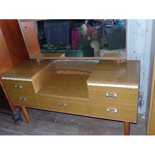 546 - RETRO WOOD EFFECT DRESSING TABLE