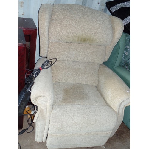 550 - ELECTRIC RECLINING CHAIR