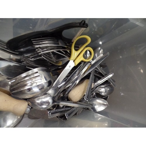 512 - BOX OF CUTLERY