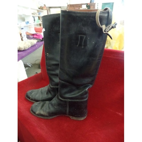 106 - PAIR OF BLACK LEATHER RIDING BOOTS SIZE 9.5