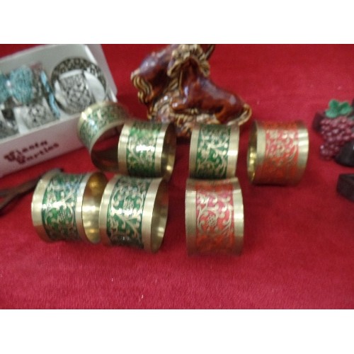 112 - QUANTITY OF NAPKIN RINGS - 4 WOODEN ONES WITH WINE BOTTLE FEATURE, 6 FILIGREE METAL, SOME WITH BUTTE... 