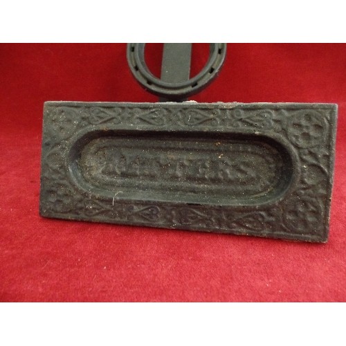 114 - BOX OF MIXED METALWARES TO INCLUDE CAST IRON LETTER BOX,  HORSE SHOE KNOCKER, METAL BRACKETS, ORNATE... 